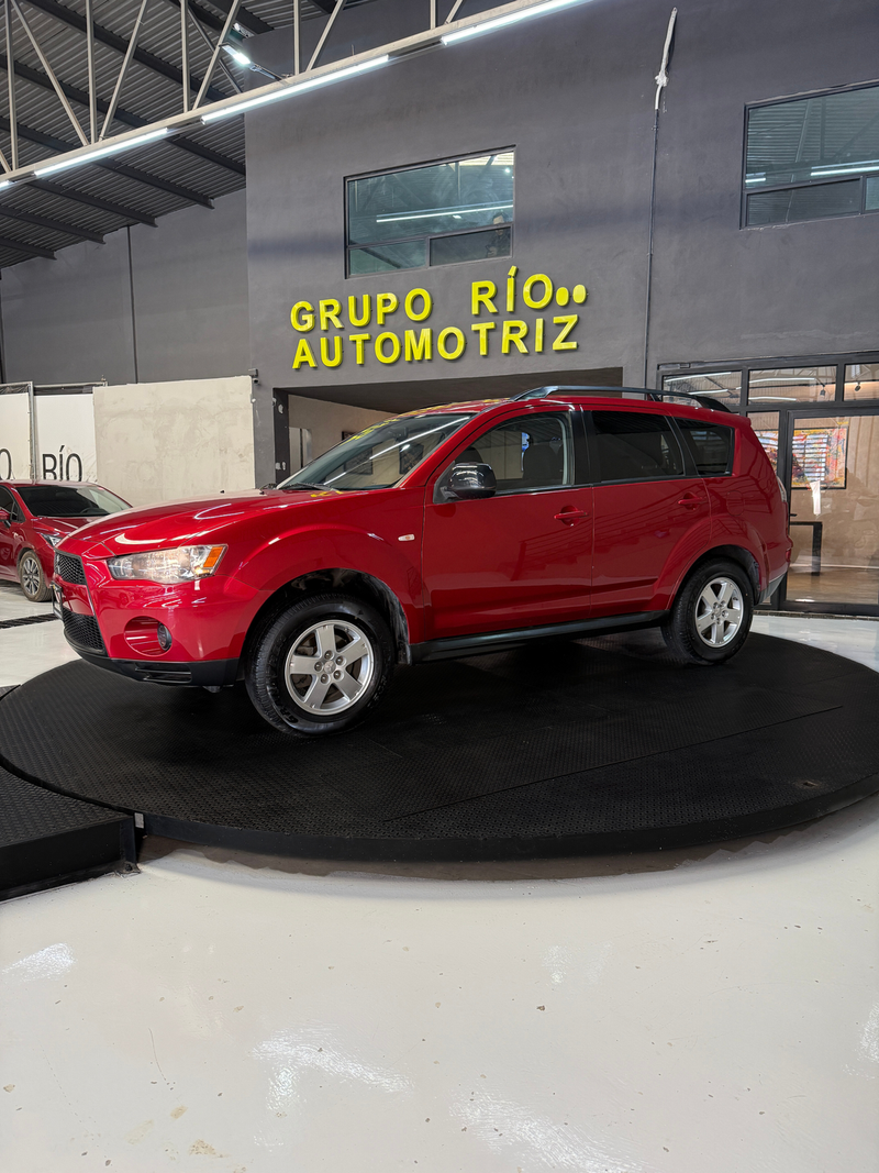 Mitsubishi Outlander 2012 — foto 1