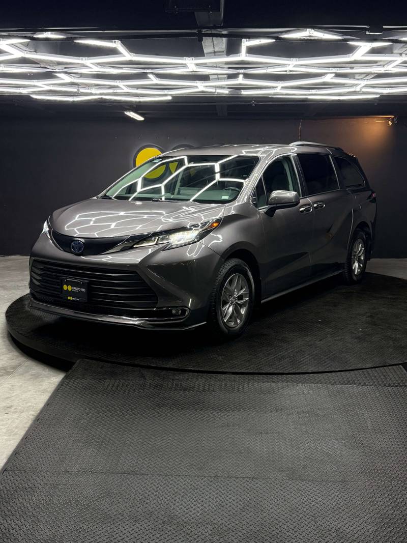 Toyota Sienna 2022 — foto 1