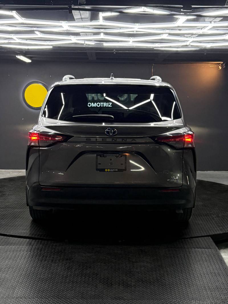 Toyota Sienna 2022 — foto 3